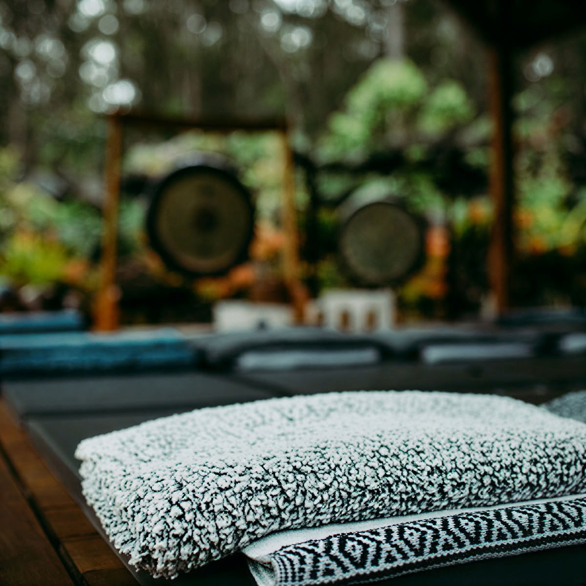 Neumond-Yoga, Herstellung von Kristallschmuck & Soundbath-Reise