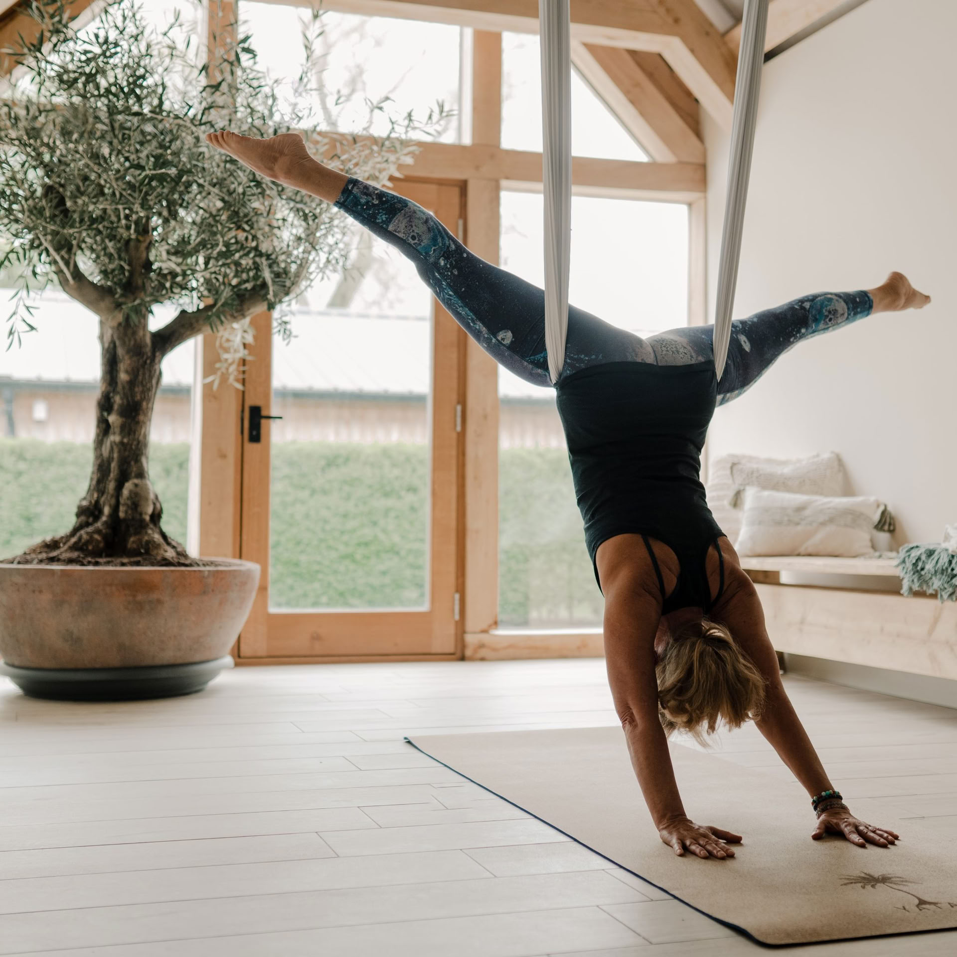 Aerial- und Trapez-Yoga-Workshop für Fortgeschrittene mit Jane & Zoe