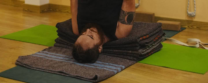Zurück zu deinem Zentrum «Ganzheitliches Wellness-Programm durch Yoga und Ayurveda»
