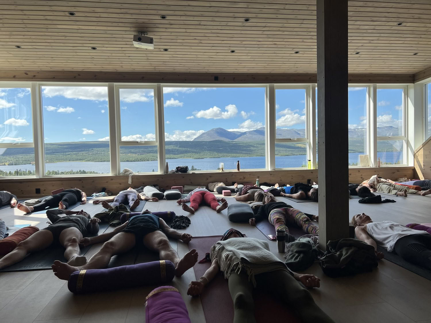 Herbstatem: Ein erholsames Yoga-Retreat zur Stresslinderung