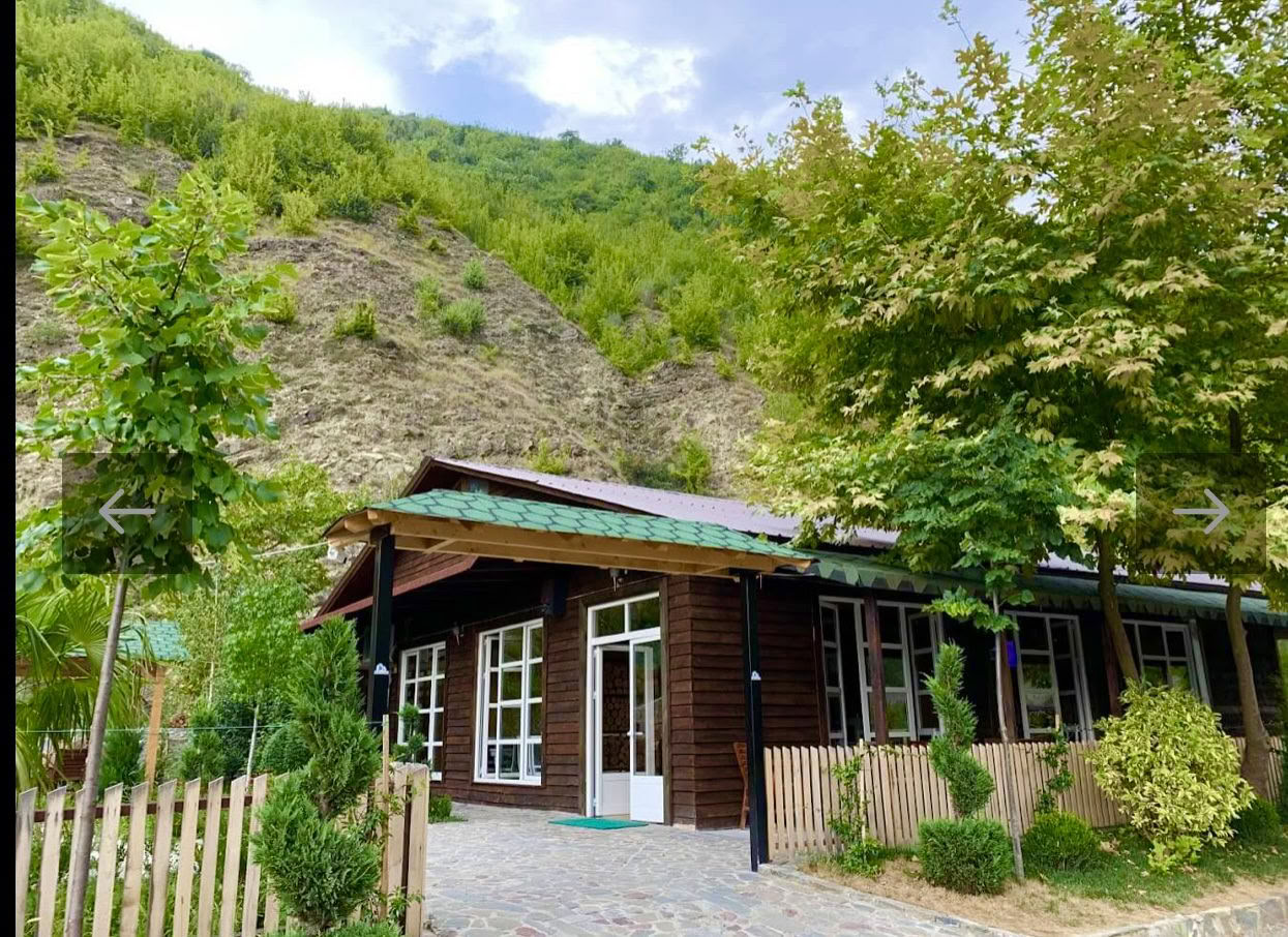 Wasserfall-Energie: Auftanken und wieder verbinden in üppigen Berglandschaften