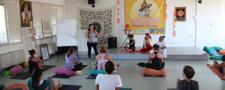 200-Stunden-Hybrid-Yogalehrerausbildung
