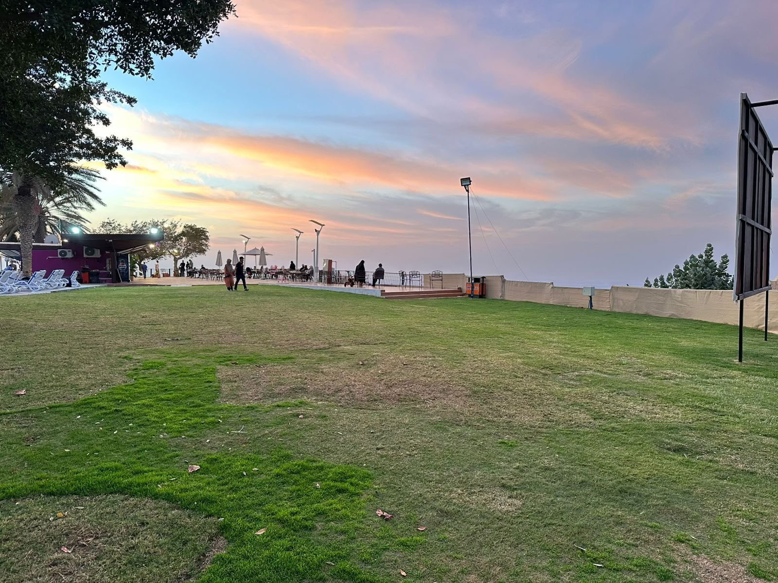 Sonnenuntergangs-Yoga im Jubail Mangrove Park