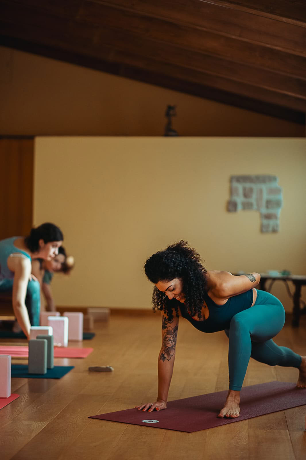 Vinyasa-Yoga mit Adriana – auf Englisch, mehrstufig