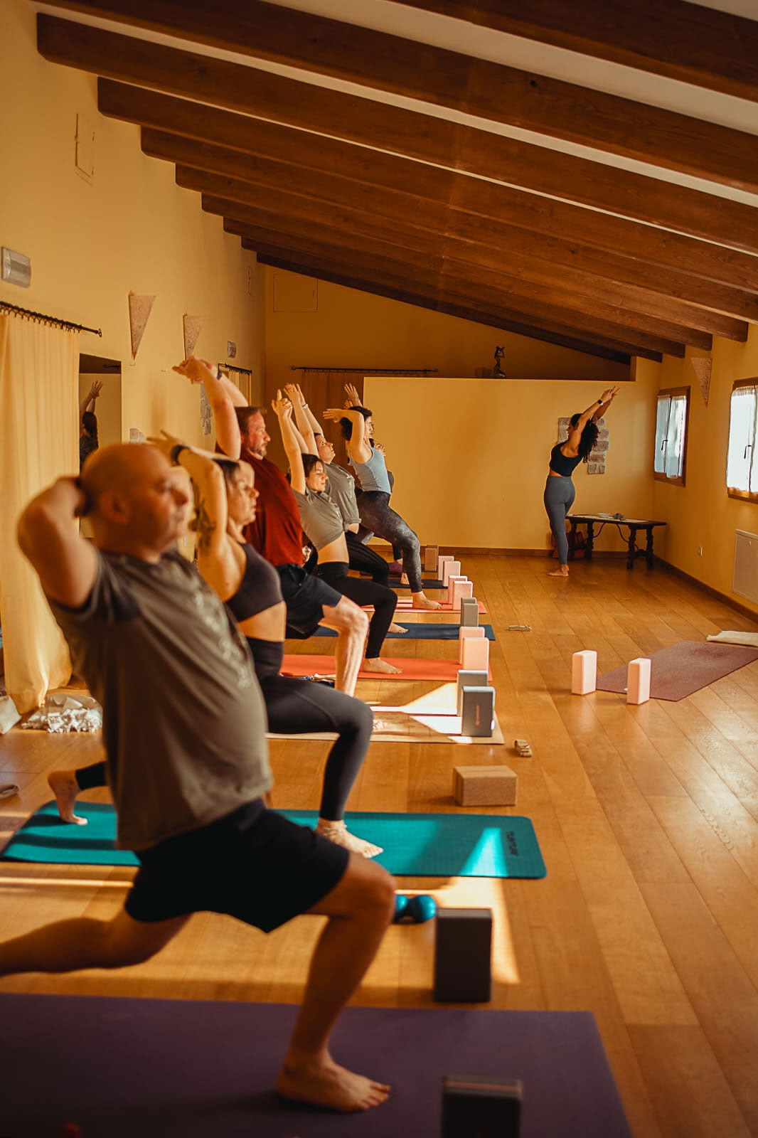 Vinyasa-Yoga mit Adriana – auf Englisch, mehrstufig
