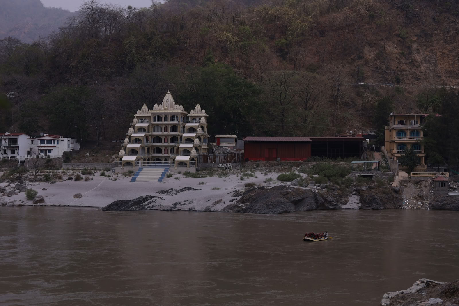 Ein Himalaya-Yogi-Institut Rishikesh