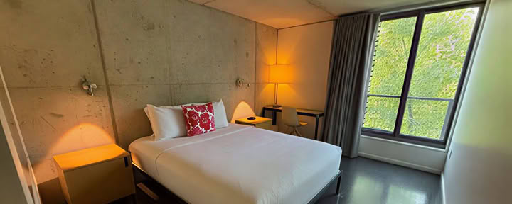 Privatzimmer mit Bad im Nebengebäude