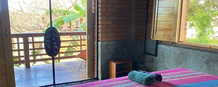 Privates Zimmer im Erdgeschoss mit Queensize- oder Kingsize-Bett, Gemeinschaftsbad und gemeinsamer Veranda