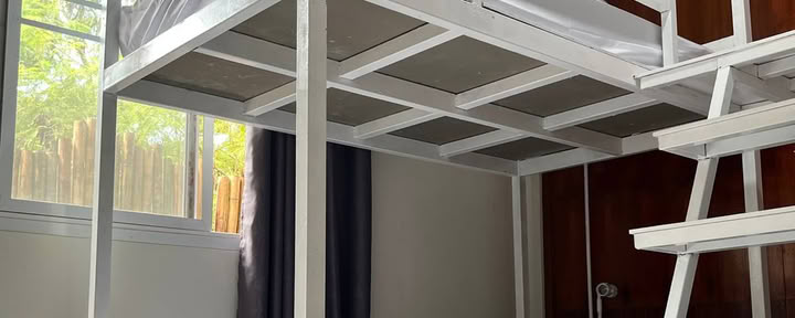 Einzelbett im klimatisierten Zimmer im Hostel